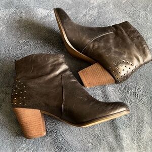 Bella Vita Black Leather Studded Heel, Stacked Heel, Side Zip Boot NWOB 8.5N